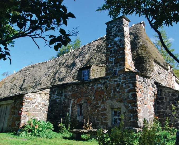 La ferme Philip couverte en genêts (2022).